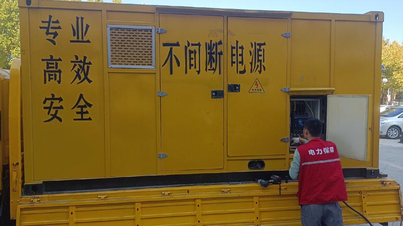 龙亭柴油发电机组和UPS电源配合使用时，如何避免切换过程中的电力中断？